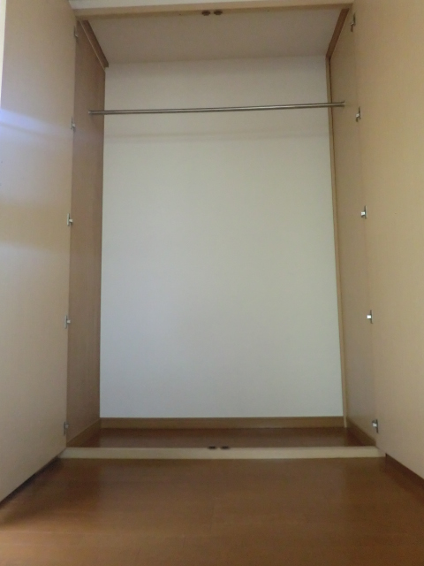 レオパレス円行 大型クローゼット