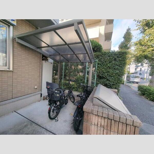 CRAPE MYRTLE 駒沢公園通り 駐輪場