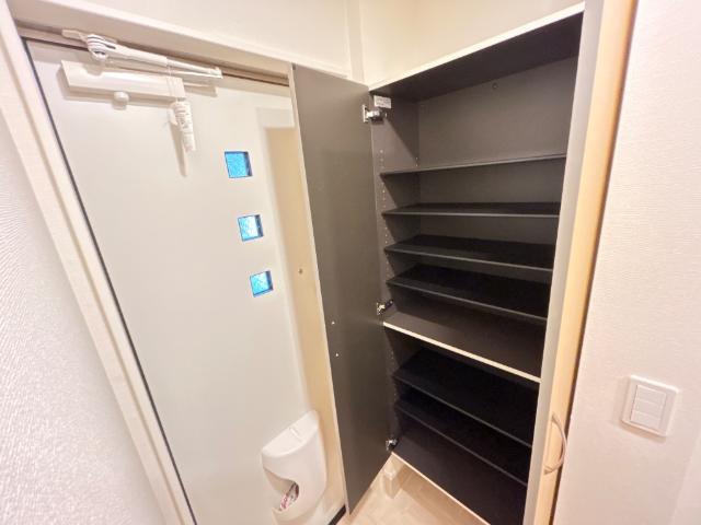 リノナル203号室 下駄箱