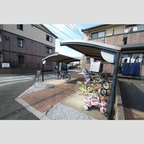 ロイヤルヒル East203号室 駐輪場