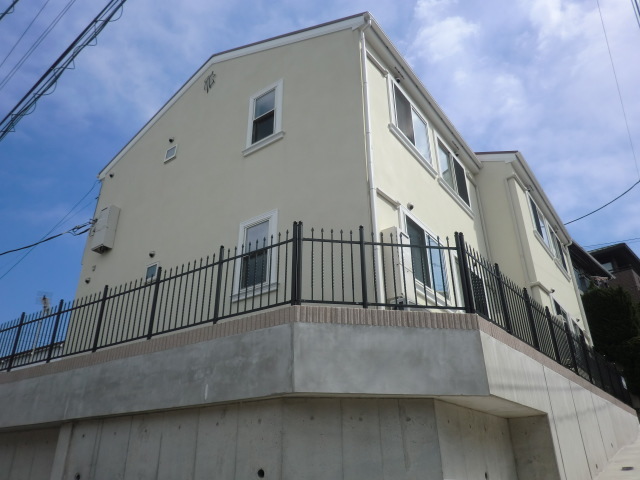 ル・ボヌール0102号室 全面道路より高い位置に立地で日当たり良好です