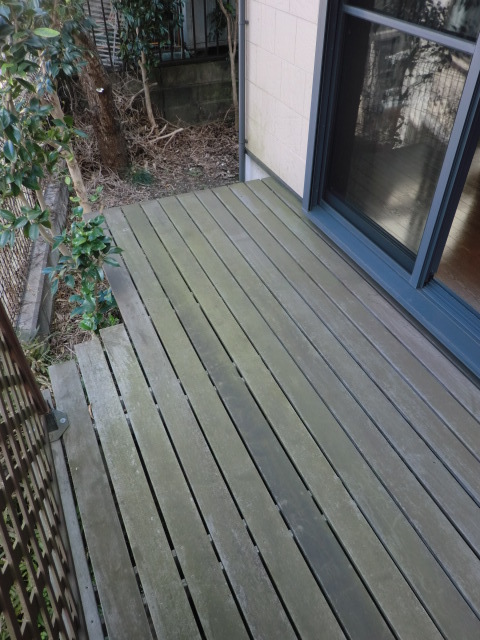 ロンウェル菊名　Ａ棟 １F寝室の掃きだし窓からはウッド調デッキに出る事が出来ます！