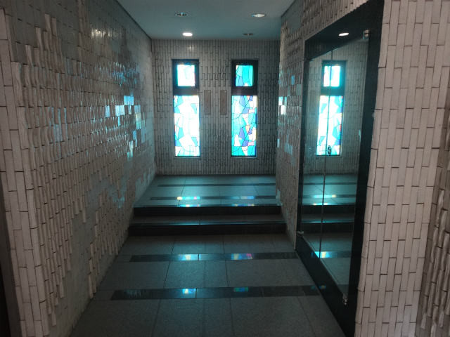 ドミシル池袋1階 おしゃれなガラスの共用廊下です