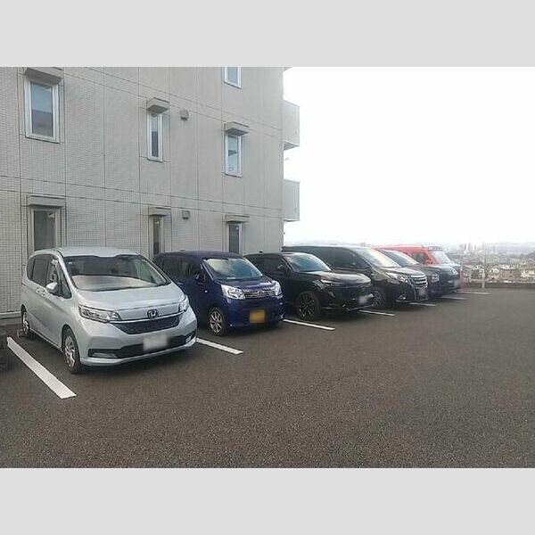 Y’sガーデン 駐車場