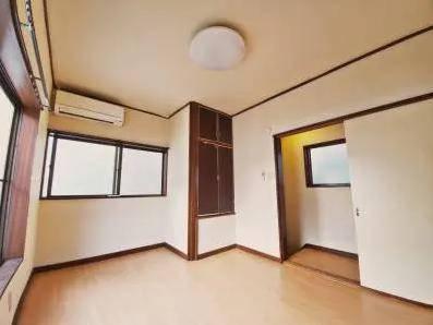 新座栄戸建て 2階洋室も収納があり、窓も大きく明るいです