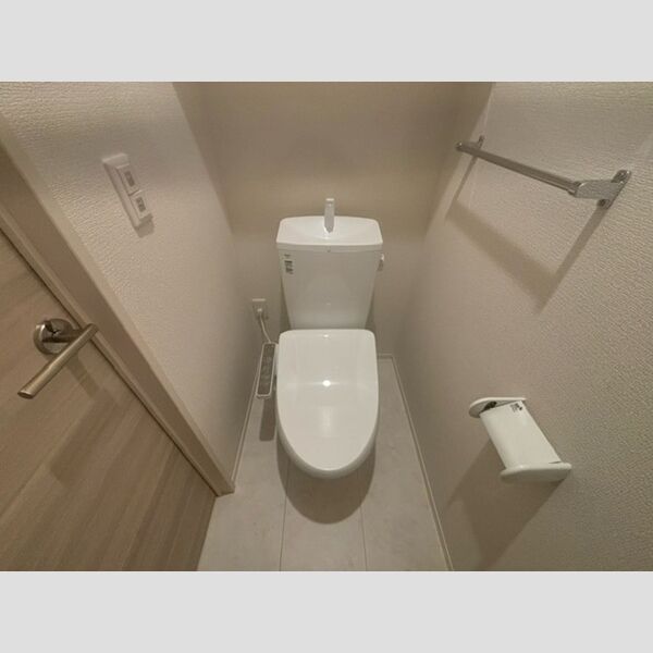 レジデンス代官町102号室 トイレ