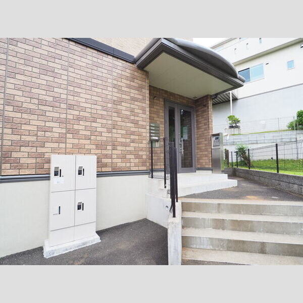 ソレアード201号室 エントランス(オートロック・集合ポスト・宅配ボックス)