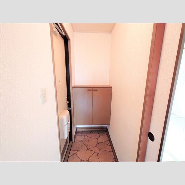 ストークコートN101号室 玄関