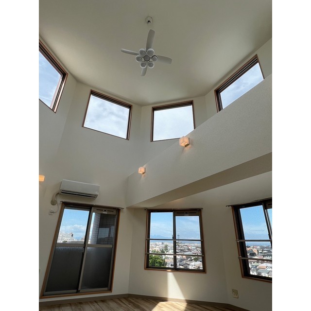 プレシャス　イースト リビング