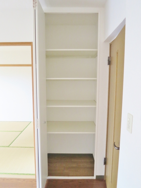 ファミーリェ二俣川0302号室 リビング収納　※別号室の参考写真です(現況優先・仕様違いの場合あり)