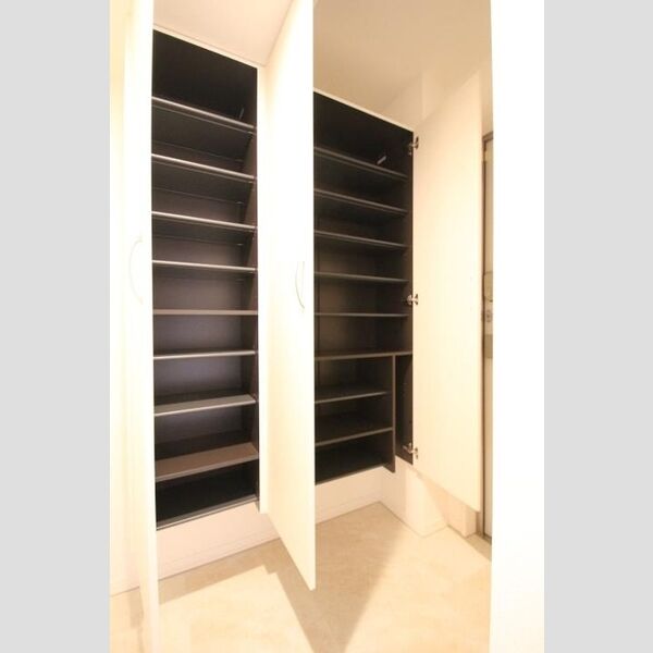 ラリュール西新井本町 玄関