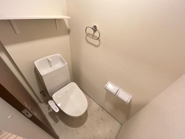 グラン・レセルバ浦和202号室 シャワー付トイレ