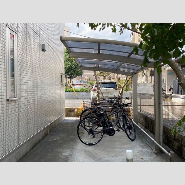 フラット明大前 駐輪場