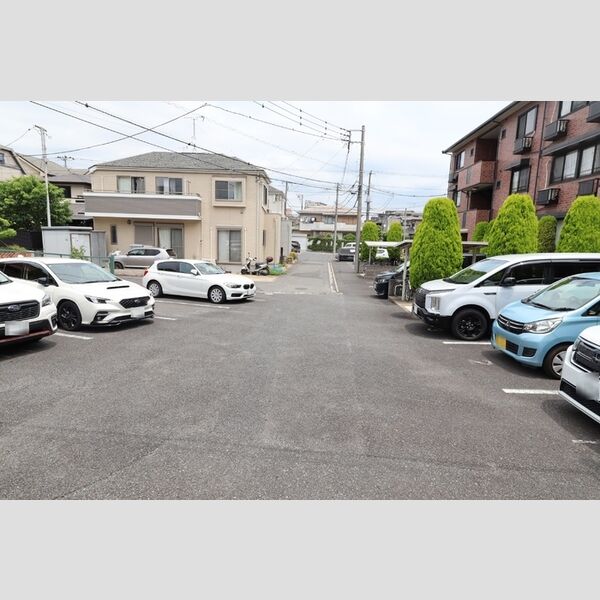 ロイヤルクレッセント西登戸参番館 駐車場