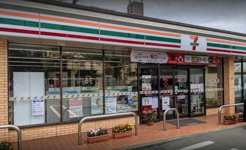 港南区笹下5丁目戸建 【コンビニエンスストア】セブンイレブン 横浜関店まで799ｍ