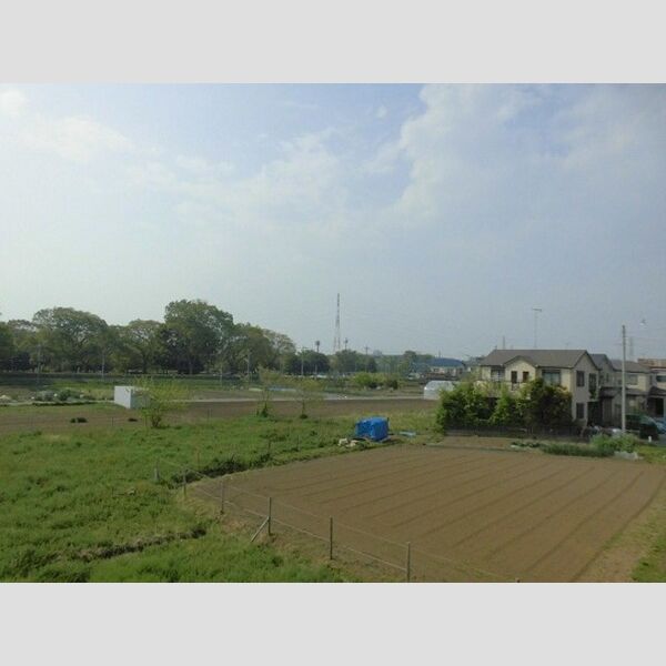 グランソーレⅠ ■西側洋室5.5帖から屋外を撮影しました■