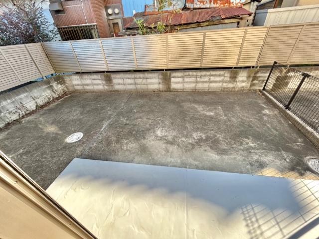 グロリア101号室 庭