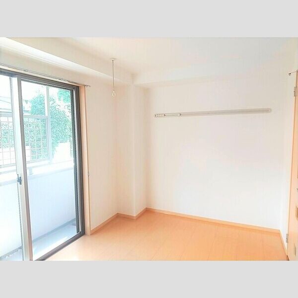 セビラーナ 洋室6.8帖(別角度)