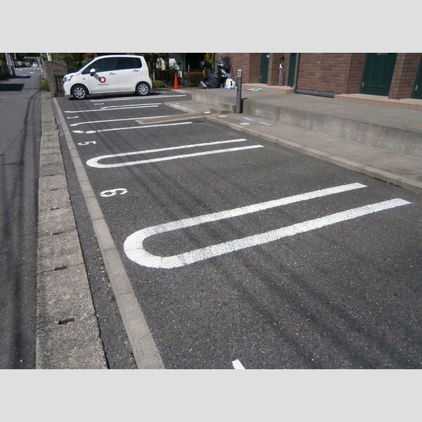 リヴェールβ 駐車場