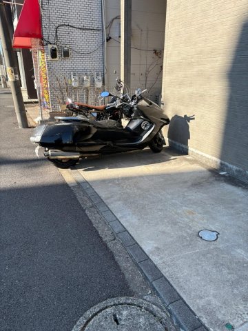 響橋テラス203号室 入口にバイク駐輪場、奥には自転車駐輪場があります。
