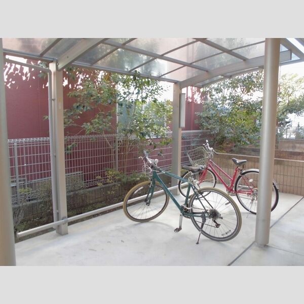 ドルフクレセント六番館 駐輪場