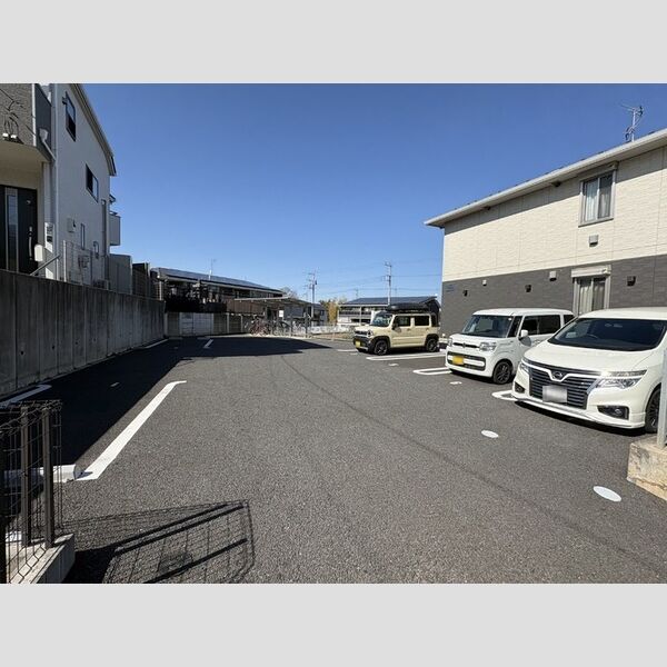 ウィステリア 駐車場