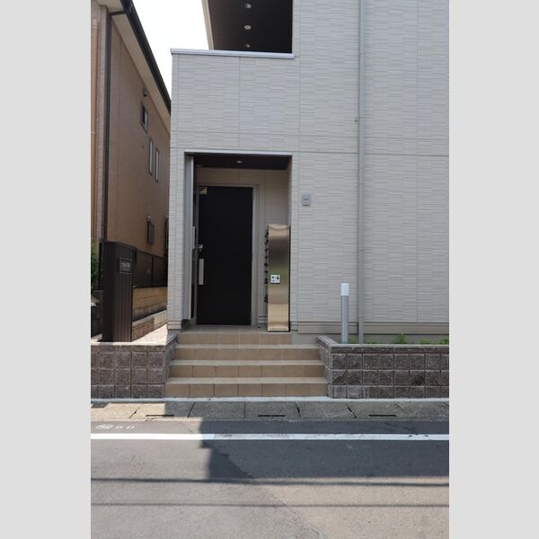 ホワイトヴィラ エントランス