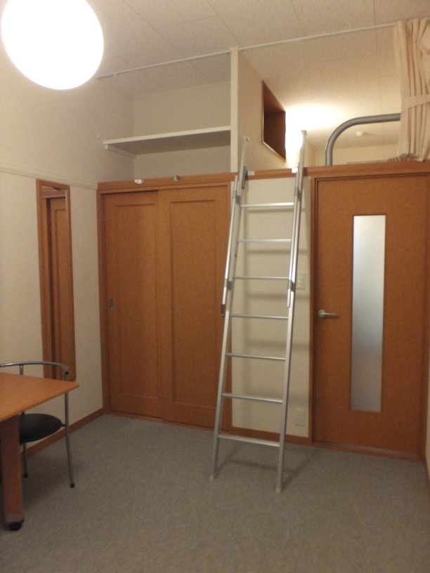 レオパレスマグノーリア217号室 ロフトが付いているので収納たっぷり