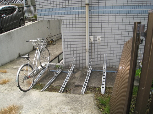 スカイコート町田402号室 駐輪場