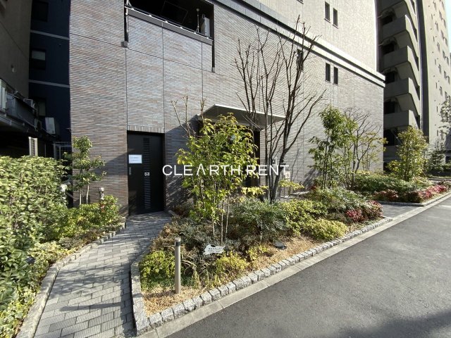 コンシェリア東京 ＜ＩＲＩＹＡ ＳＴＡＴＩＯＮ ＦＲＯＮＴ＞11階 植栽豊かなエントランス
