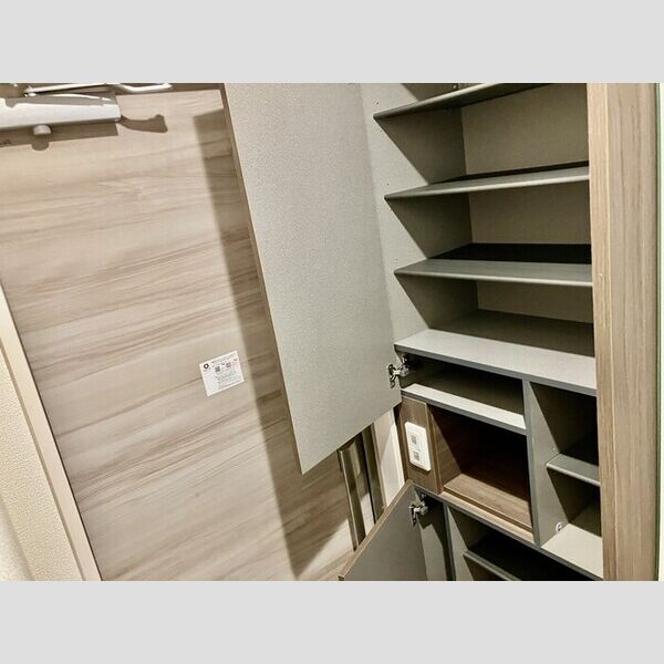 フォレストウッド　B棟201号室 靴箱