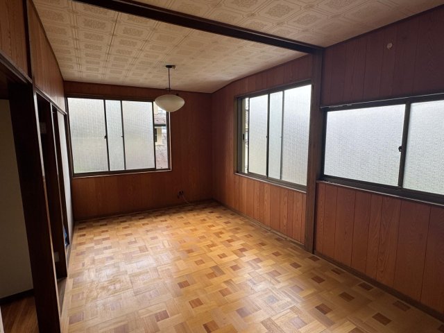 緑風の戸建 2階は古き良き洋室。相談の上、DIYも可とします。