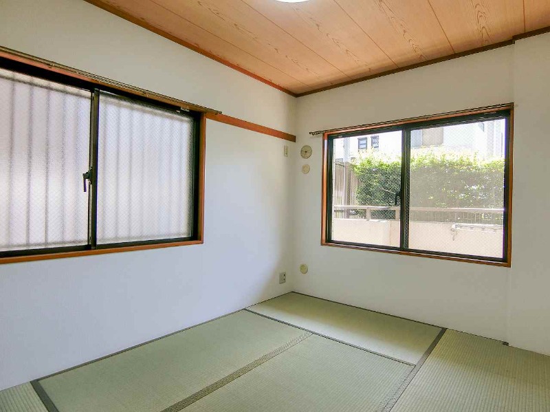 ドミシル池袋1階 約6帖の和室は使い方イロイロ　和モダンのクロスが恰好いいです