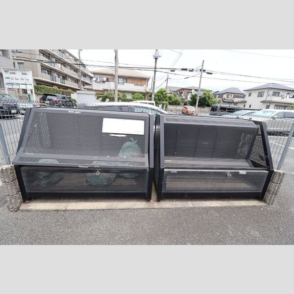 ロイヤルクレッセント西登戸 ゴミストッカー