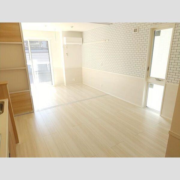 セジュール河辺 キッチンから洋間