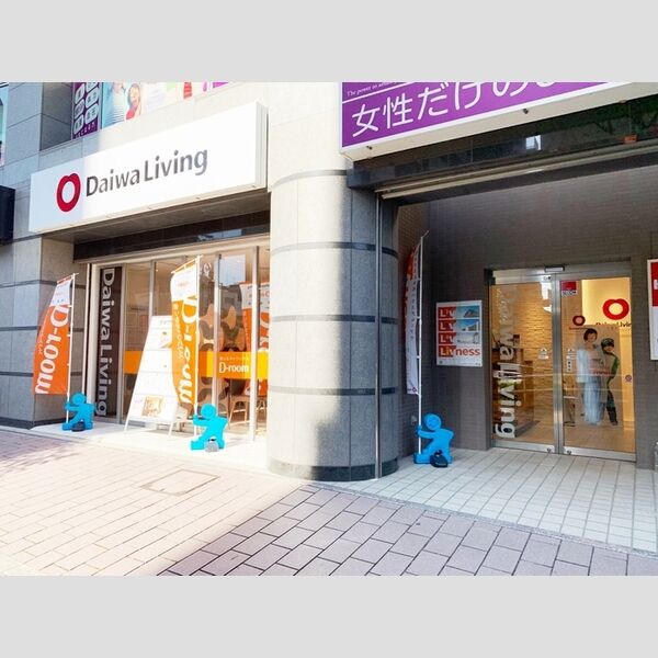 ワイズエメリールU 管理会社　大和リビング㈱西武出張所が1Fにあります。