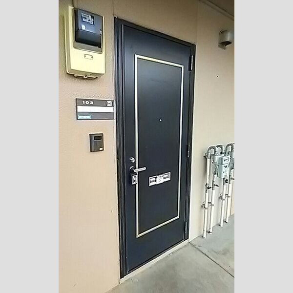 ファミールコート103号室 玄関前