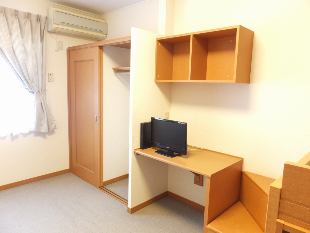 レオパレスマシューⅠ207号室 ポール付きのクローゼットなら大切なお洋服もシワになりません。