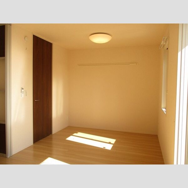 メゾンクレールE105号室 洋室(リビング隣接)