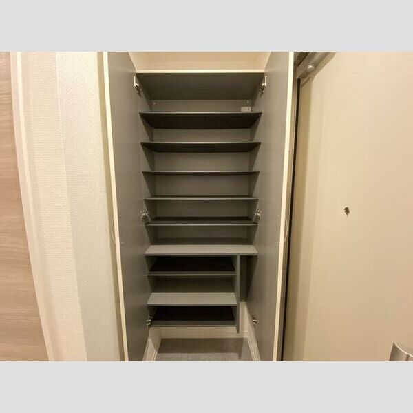 セレスティア北烏山207号室 207号室シューズボックス