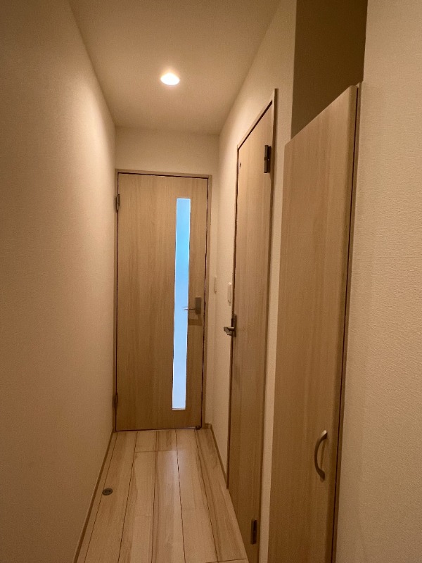 Lily東中山2階 玄関までと洋室の間には扉があります