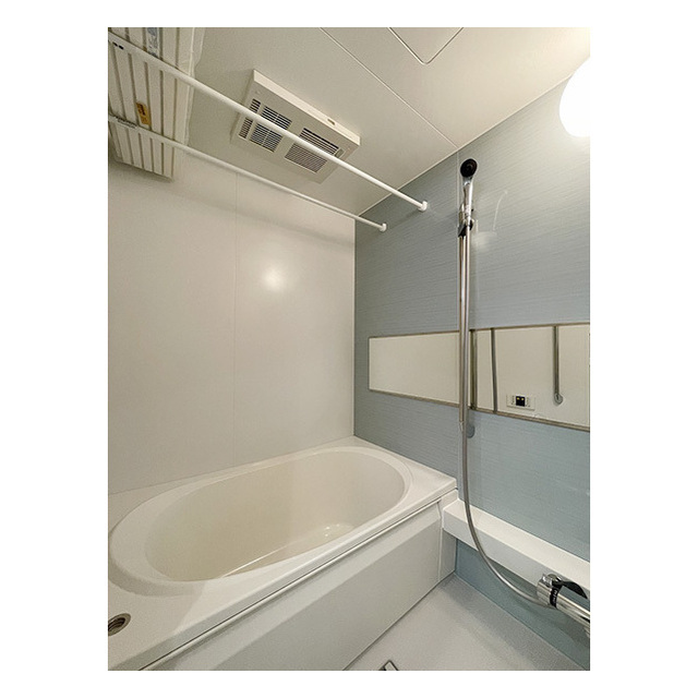 シャーメゾン国立ウエスト 浴室乾燥機付き・綺麗なブルーの浴室