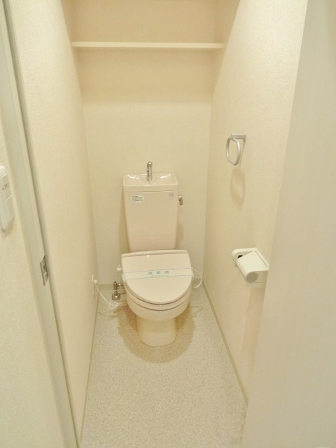 エルフレア三鷹 奥行きのある広い空間のトイレは暖房便座付き