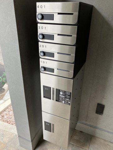 Bellevue石名坂201号室 各部屋のポストと宅配ボックス設置なので荷物の受け取りは便利