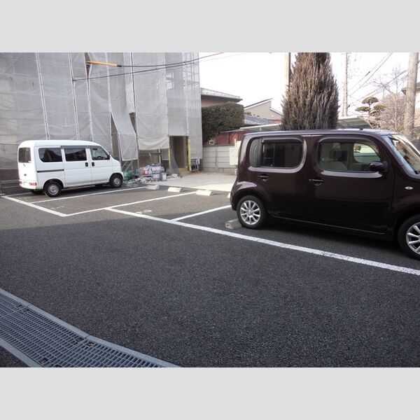 アルメリア湘南201号室 駐車場