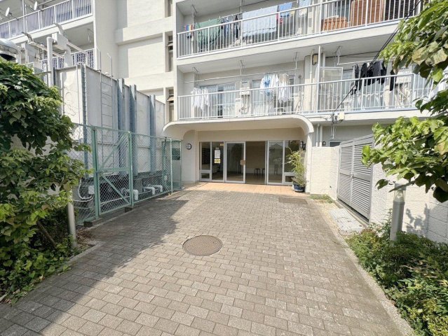 ハイツ昭島 立派なエントランス。管理人もいるため防犯上の心配もありません