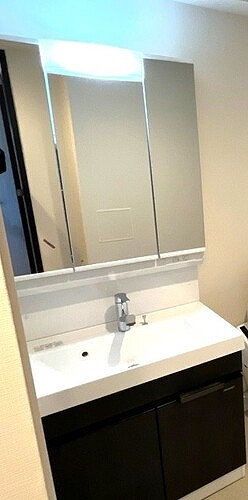 VIOR文京関口13階 ３面鏡付化粧台　※2025.12新築未入居時撮影