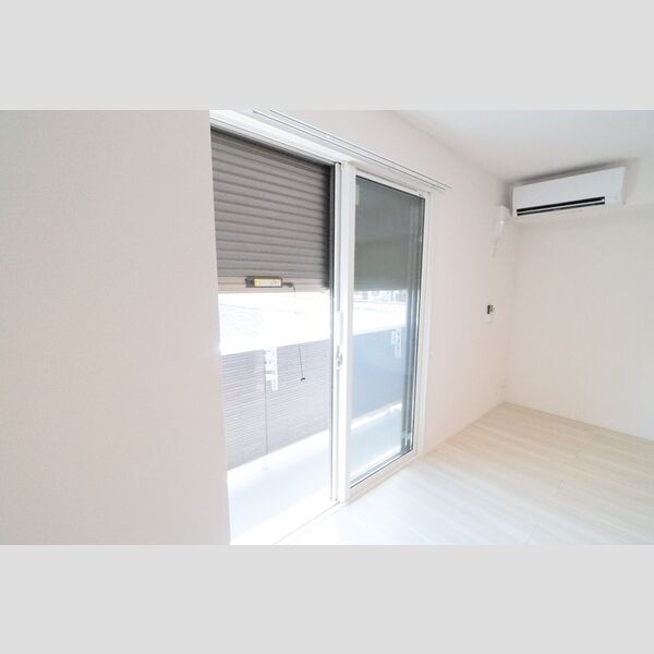 メイプルシャトー102号室 シャッター(LDK12.6帖)