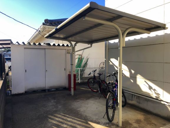 レオパレスエステオーリア205号室 屋根付き駐輪場