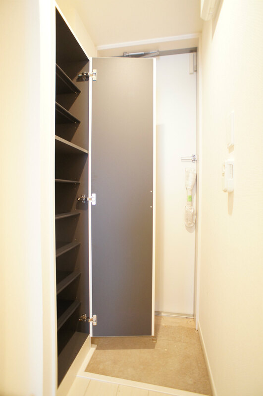 リブリ・ISHIWATA 玄関